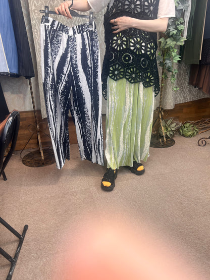 プリーツ柄パンツ