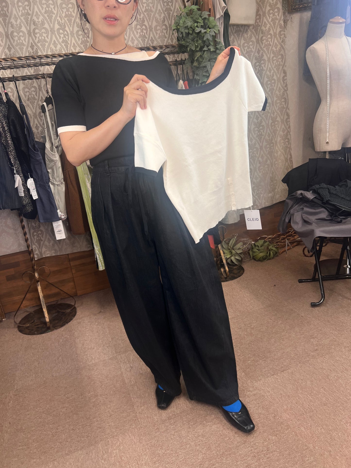 アシメオフショルニット